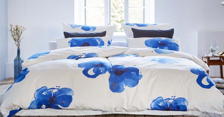 Bettwäsche mit blauen Blumen