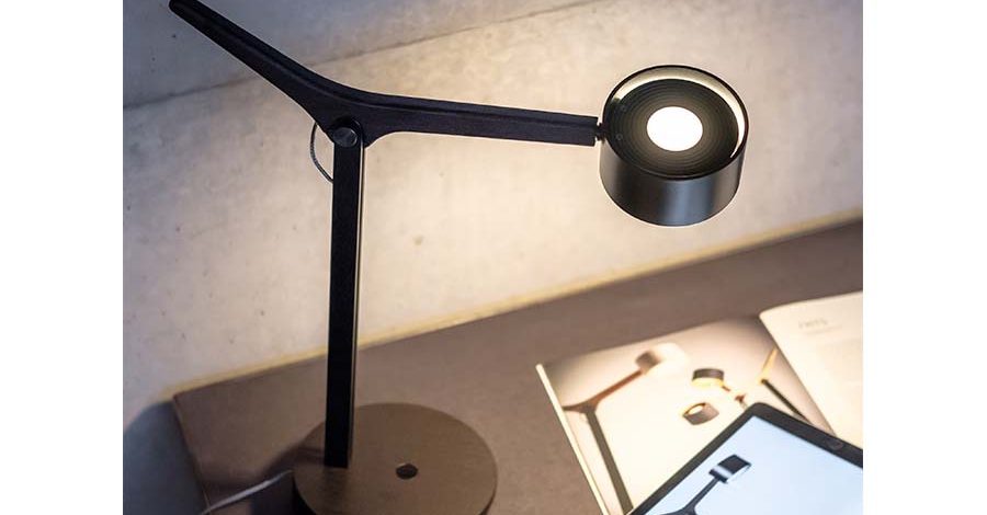 Schreibtischlampe aus schwarzem Metall