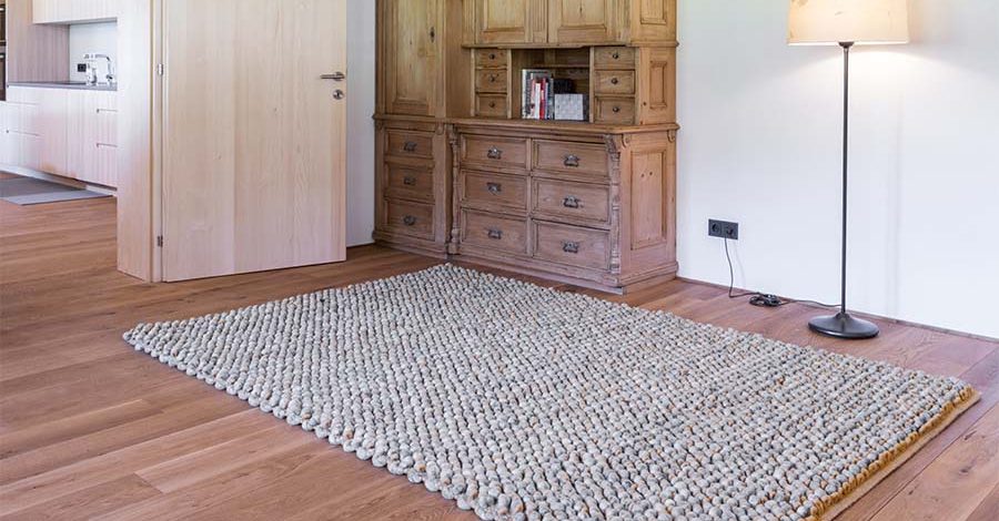 Handgefertigter brauner Teppich für das besondere Wohnzimmer