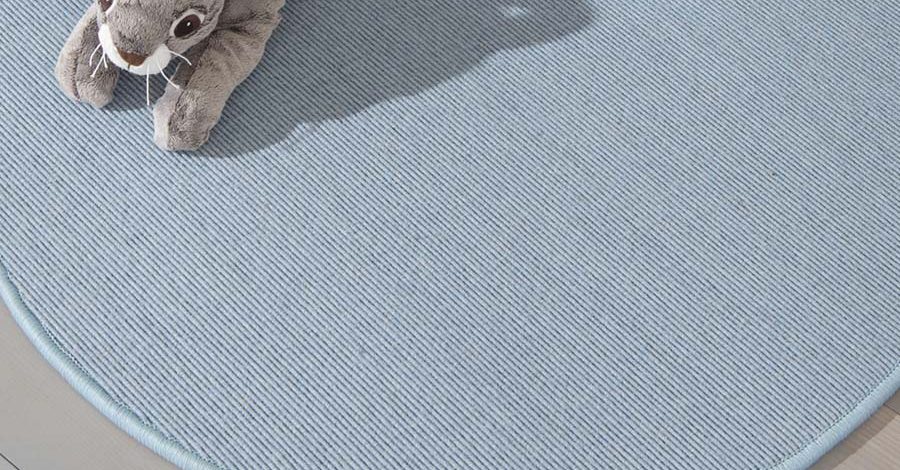 Runder grauer Teppich mit Rillen