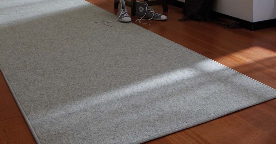 Foto von grauem Teppich mit Borduere